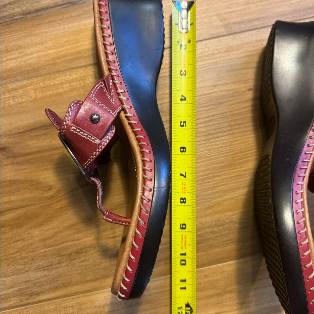 Minnetonka Women's Ref and Tan Sandals - Picture 4 of 13